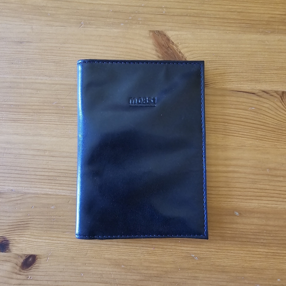 M0851 passport holder